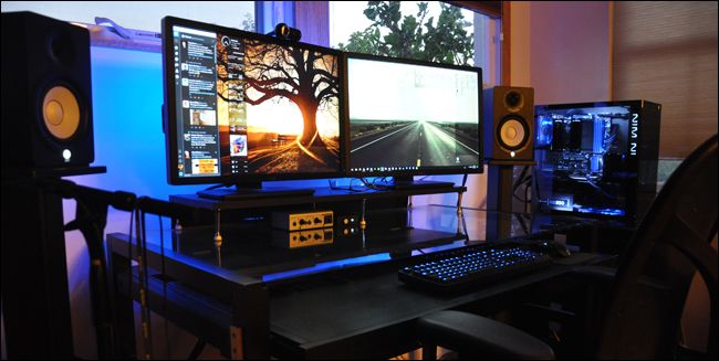 Полный вид рабочего места с аккуратно уложенными внешними кабелями и оформленной зоной для корпуса