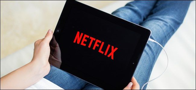 Логотип Netflix на планшете