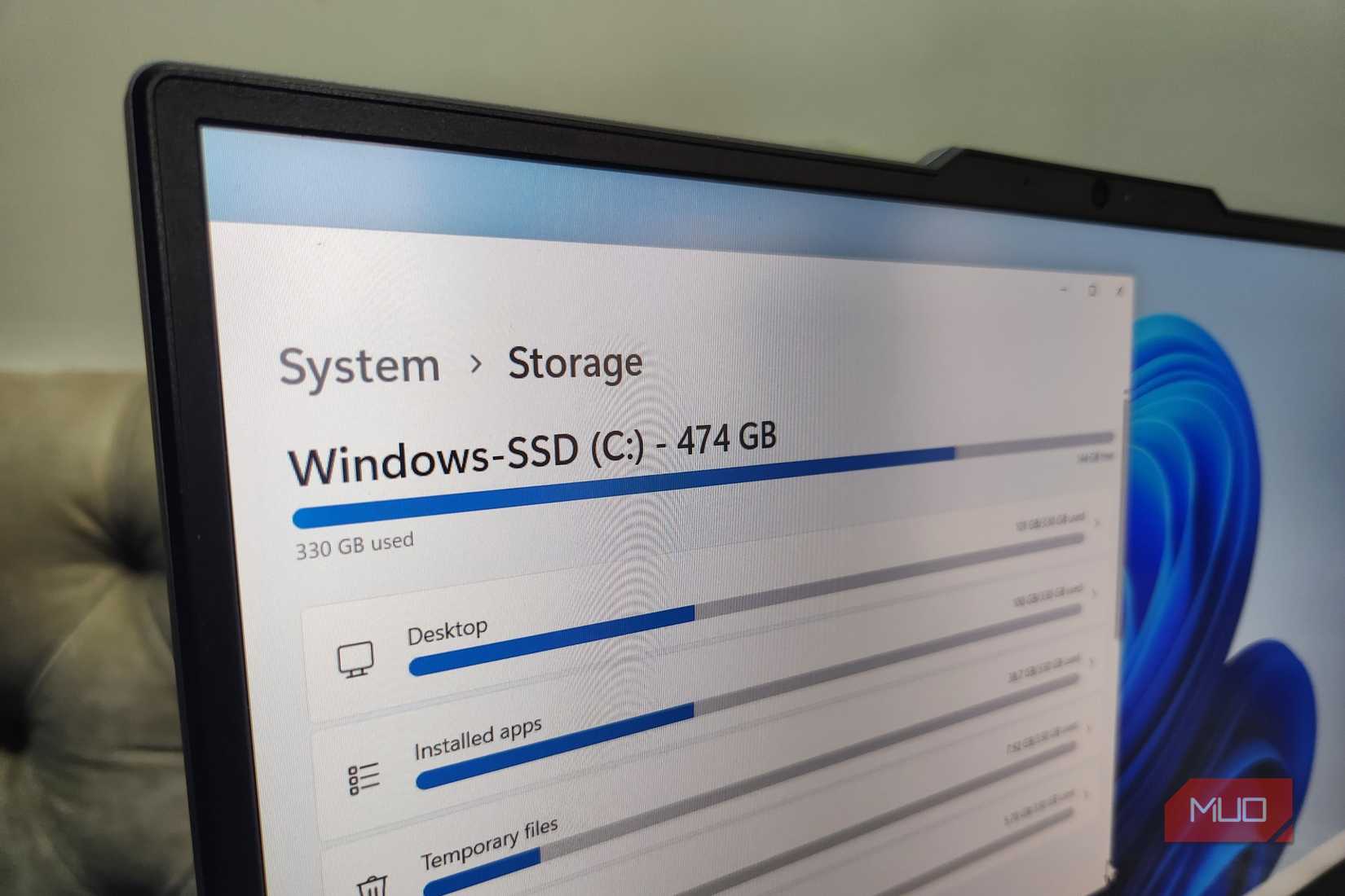 Крупный план экрана ноутбука с меню хранилища, показывающим использование диска.