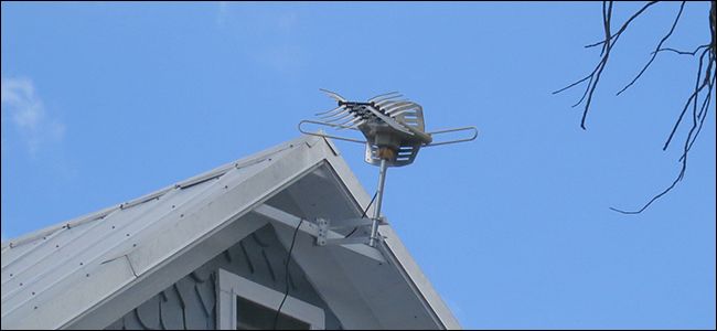 Антенна на крыше с видом на окрестности