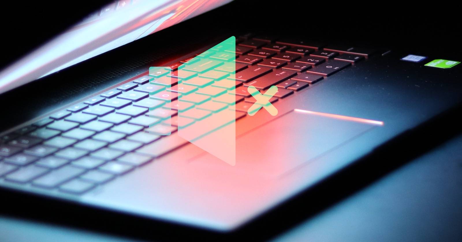 Ноутбук на столе рядом со значком отключённого звука