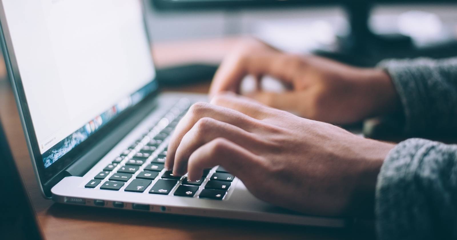 Руки печатают на ноутбуке — редактирование документа