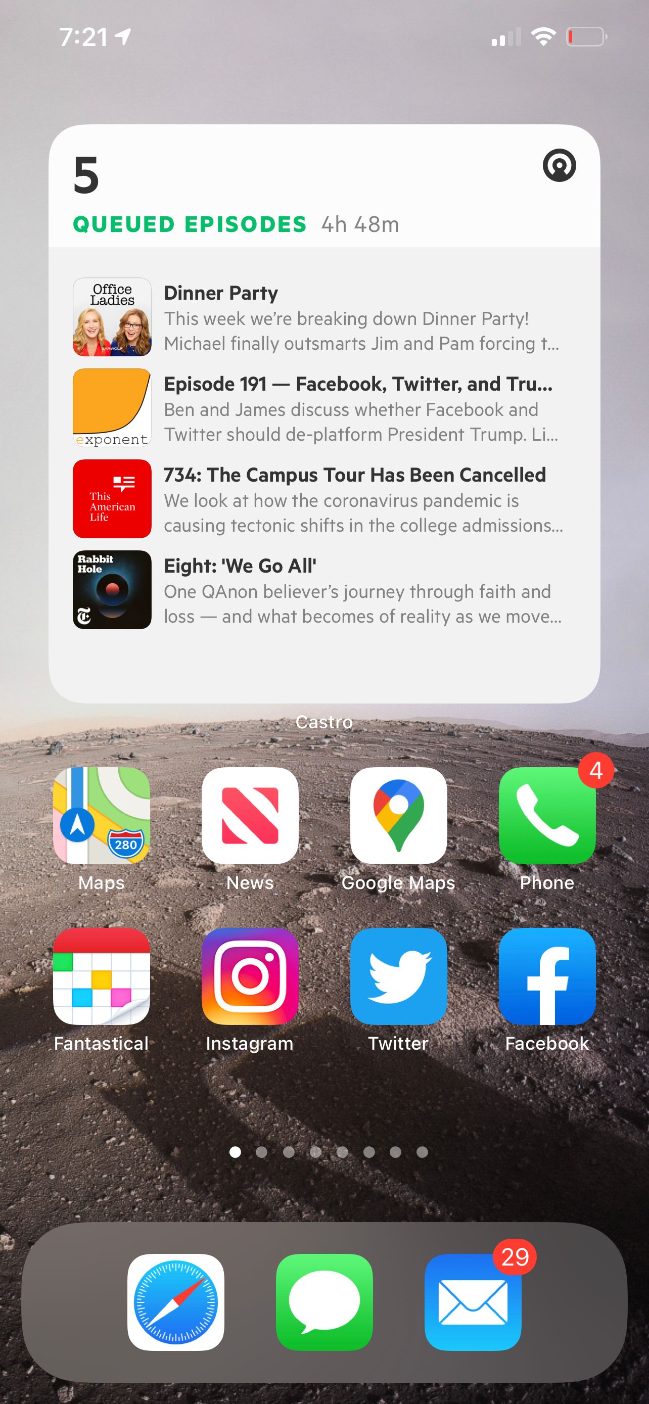Большой виджет Castro с длинным списком эпизодов.
