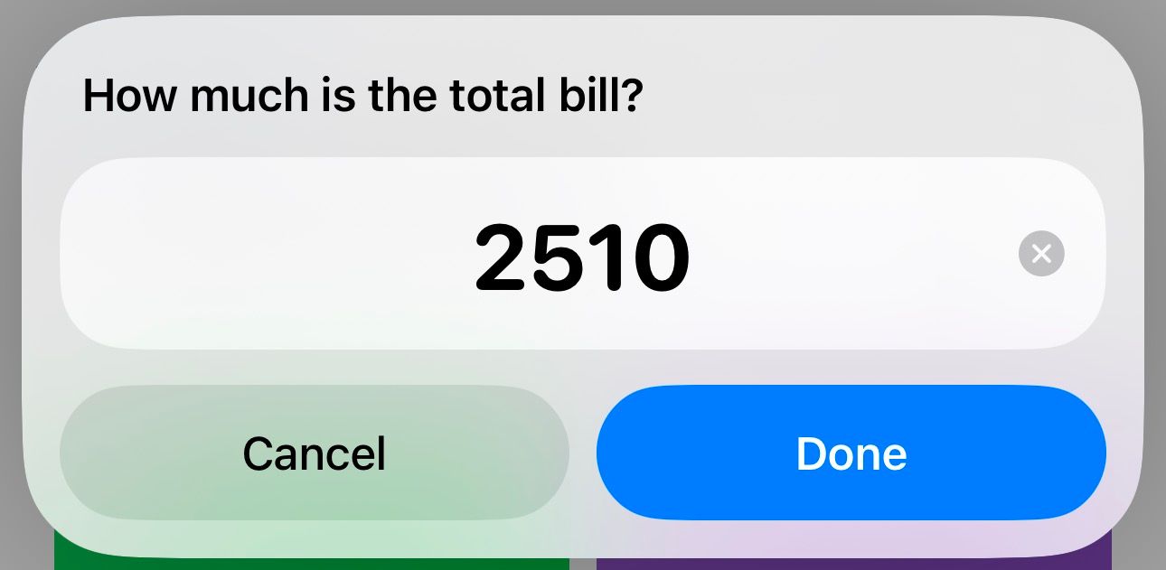 Ввод суммы счёта в шорткате Calculate Tip & Split на iPhone.