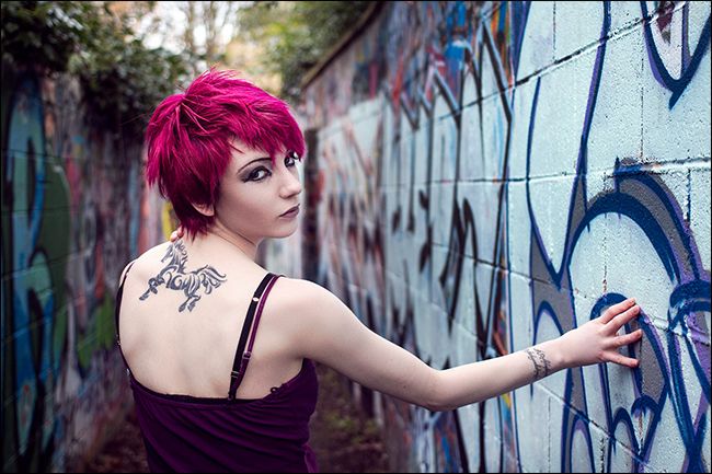 Портрет на фоне розового фасада: линии фасада и тени ведут к модели