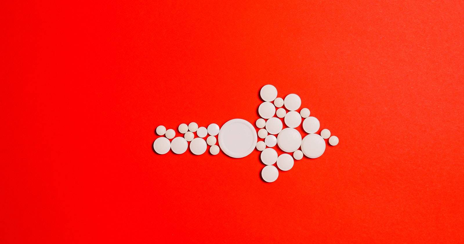 Белая стрелка на красном фоне