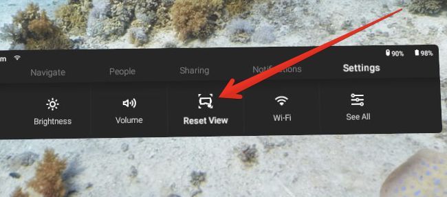 Пользователь надевает Oculus Go, контроллер в руке