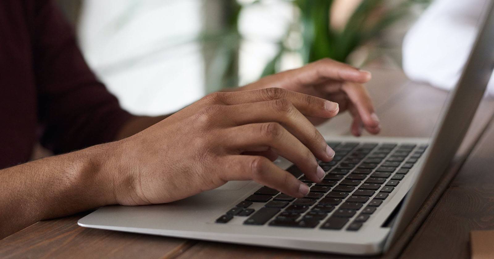 Разбитый экран M1 Macbook с изображением приложения Команды