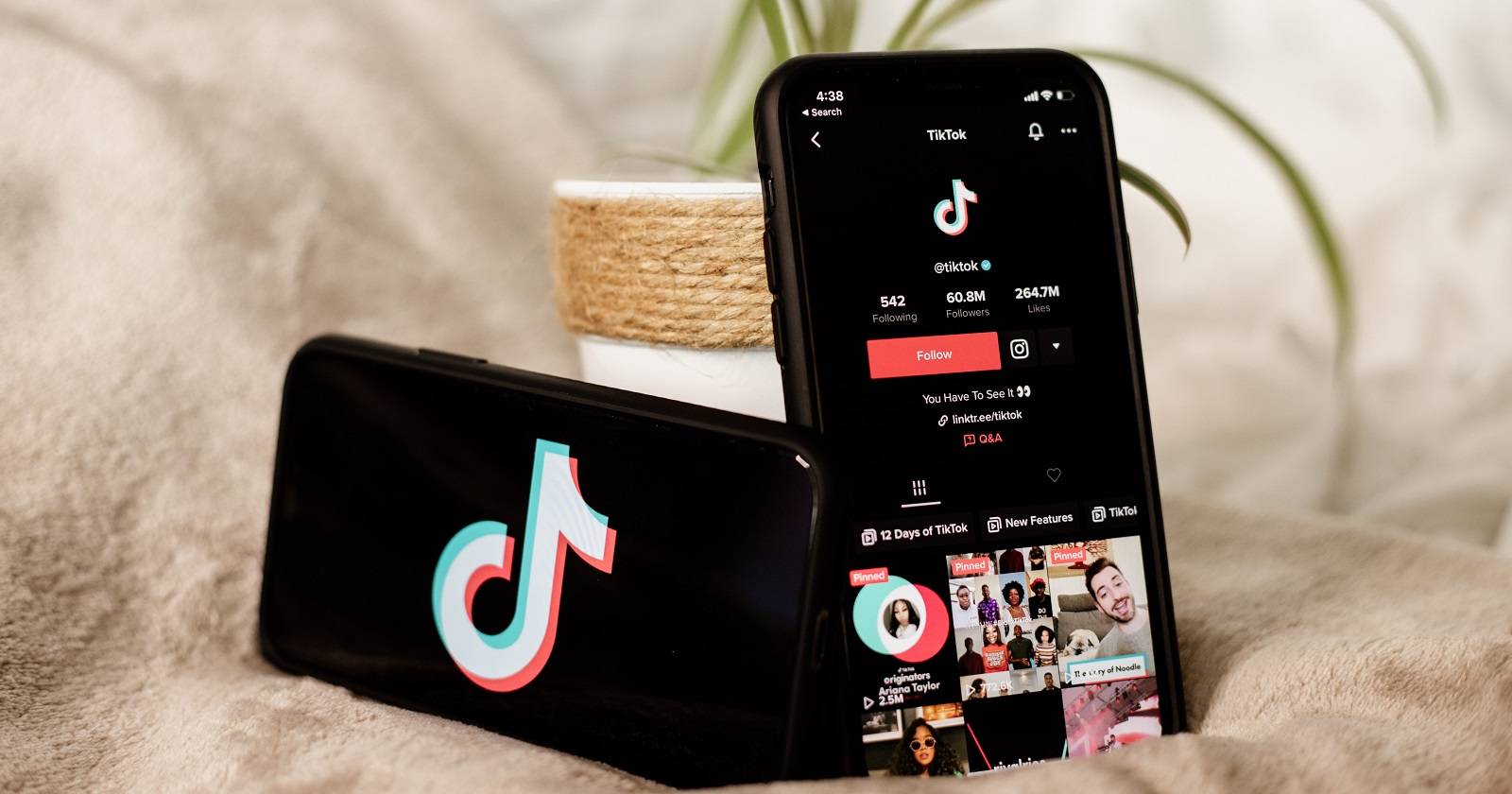 Два телефона с профилем TikTok и логотипом