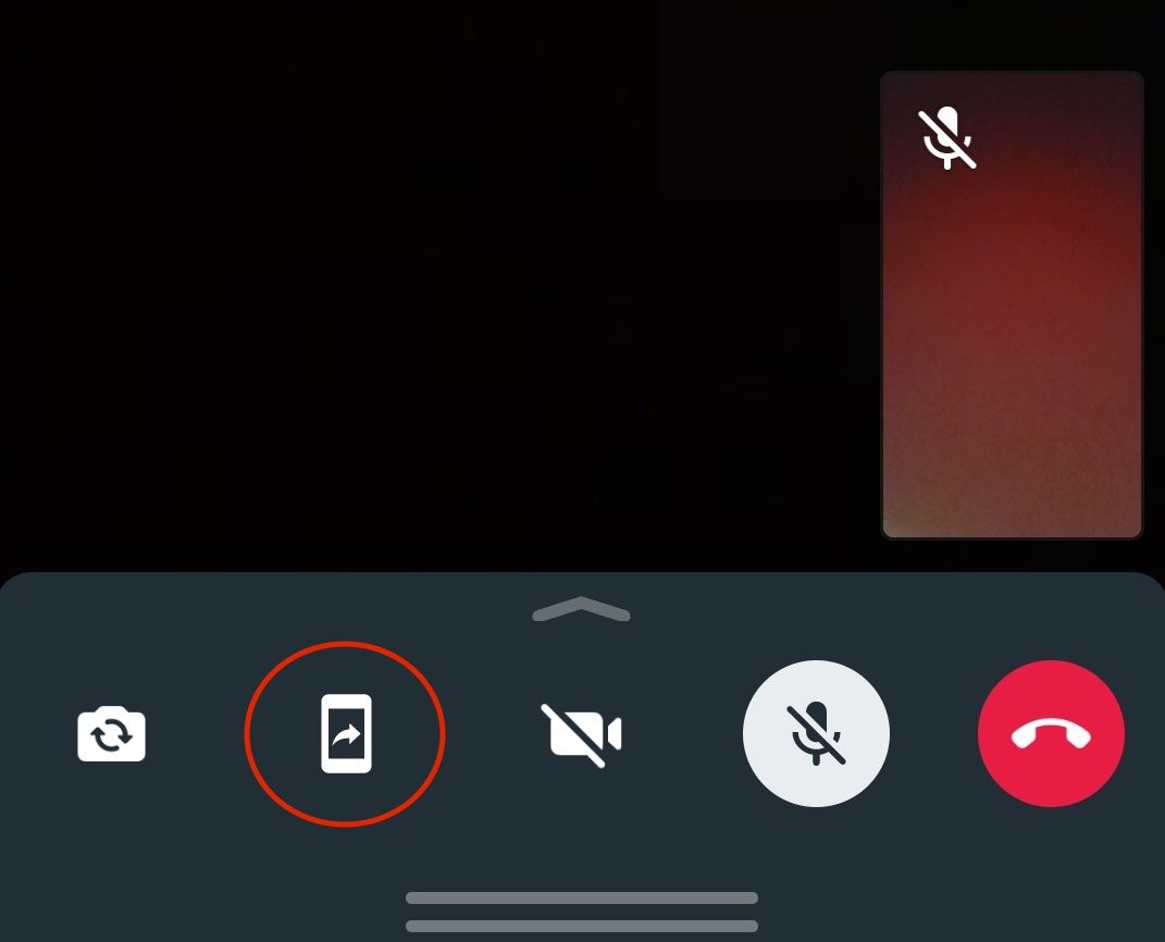 Нажмите на кнопку общего доступа, похожую на телефон со стрелкой наружу в приложении WhatsApp для Android