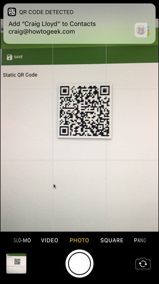 Экран с предложением сохранить контакт из QR‑кода на iPhone