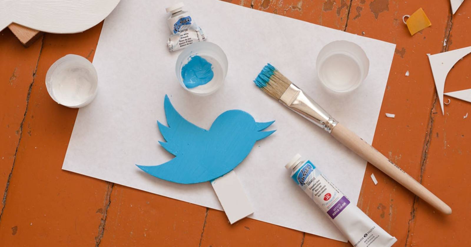 Логотип Twitter на синем фоне