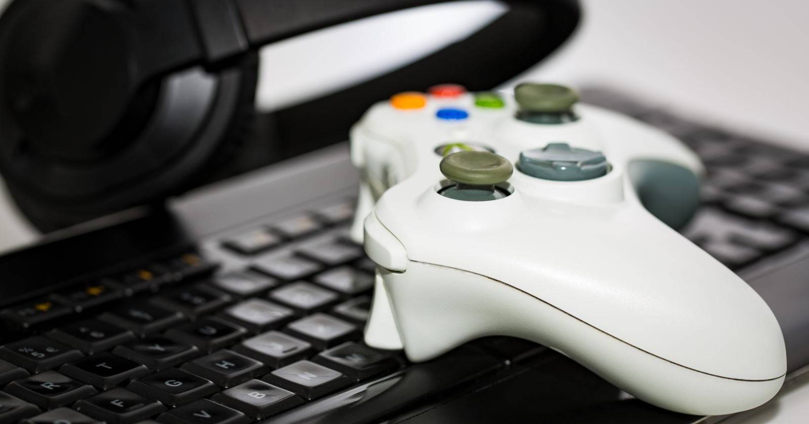 Гостиная с игровым ПК, подключённым к телевизору