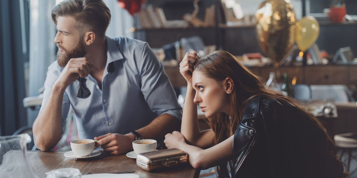 Члены команды смотрят в разные стороны