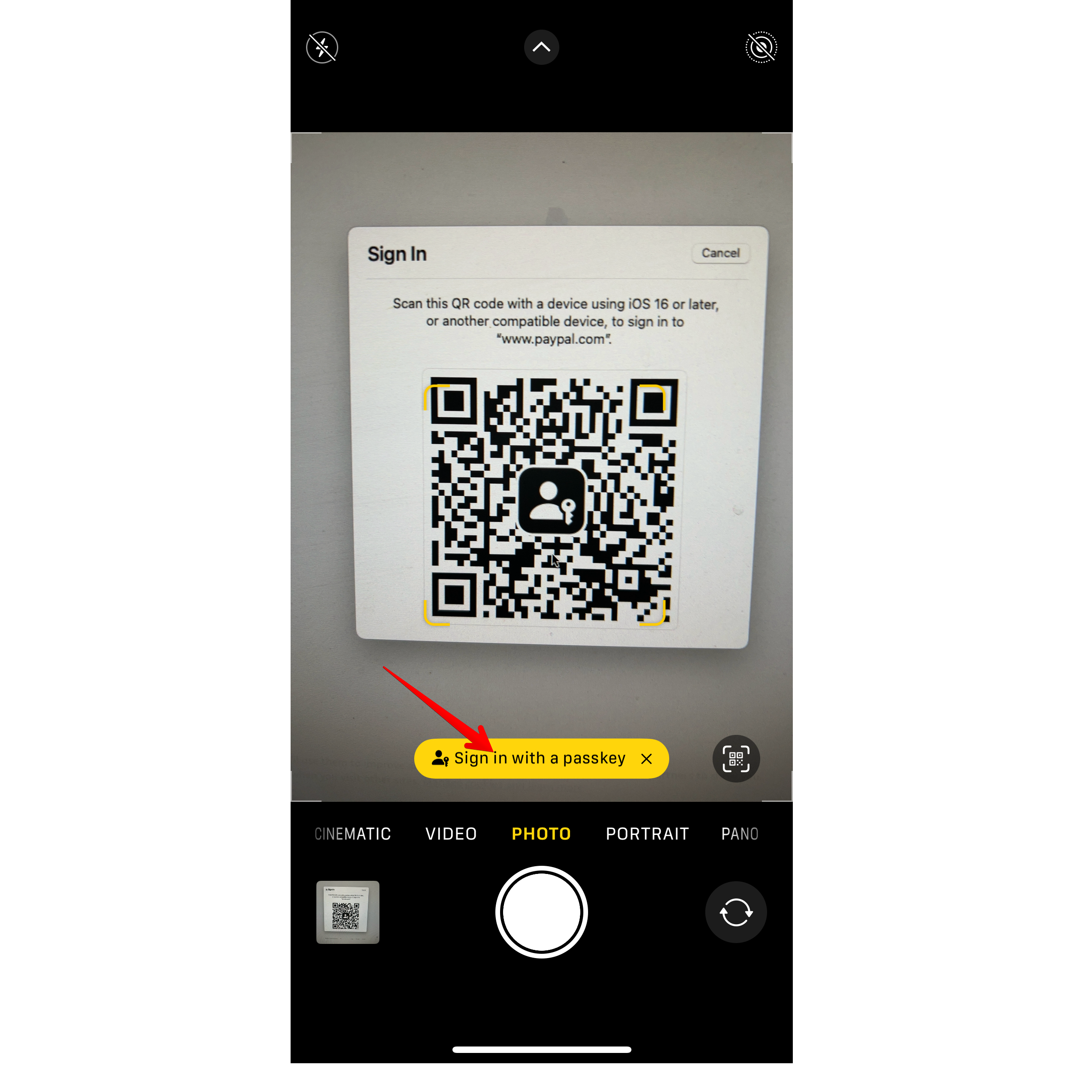 Камера iPhone сканирует QR-код, появилось действие «Войти с ключом доступа».