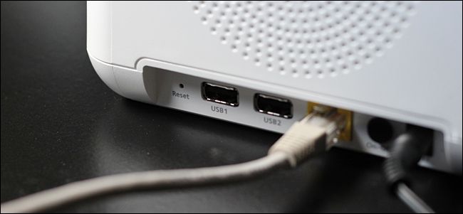 Подключение USB‑накопителя к USB‑порту базовой станции Arlo Pro