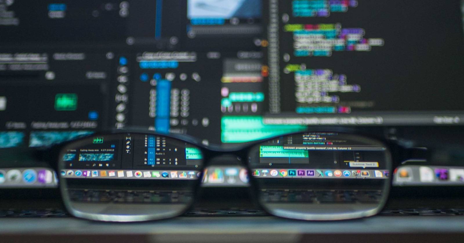 Очки на фоне панели с кодом