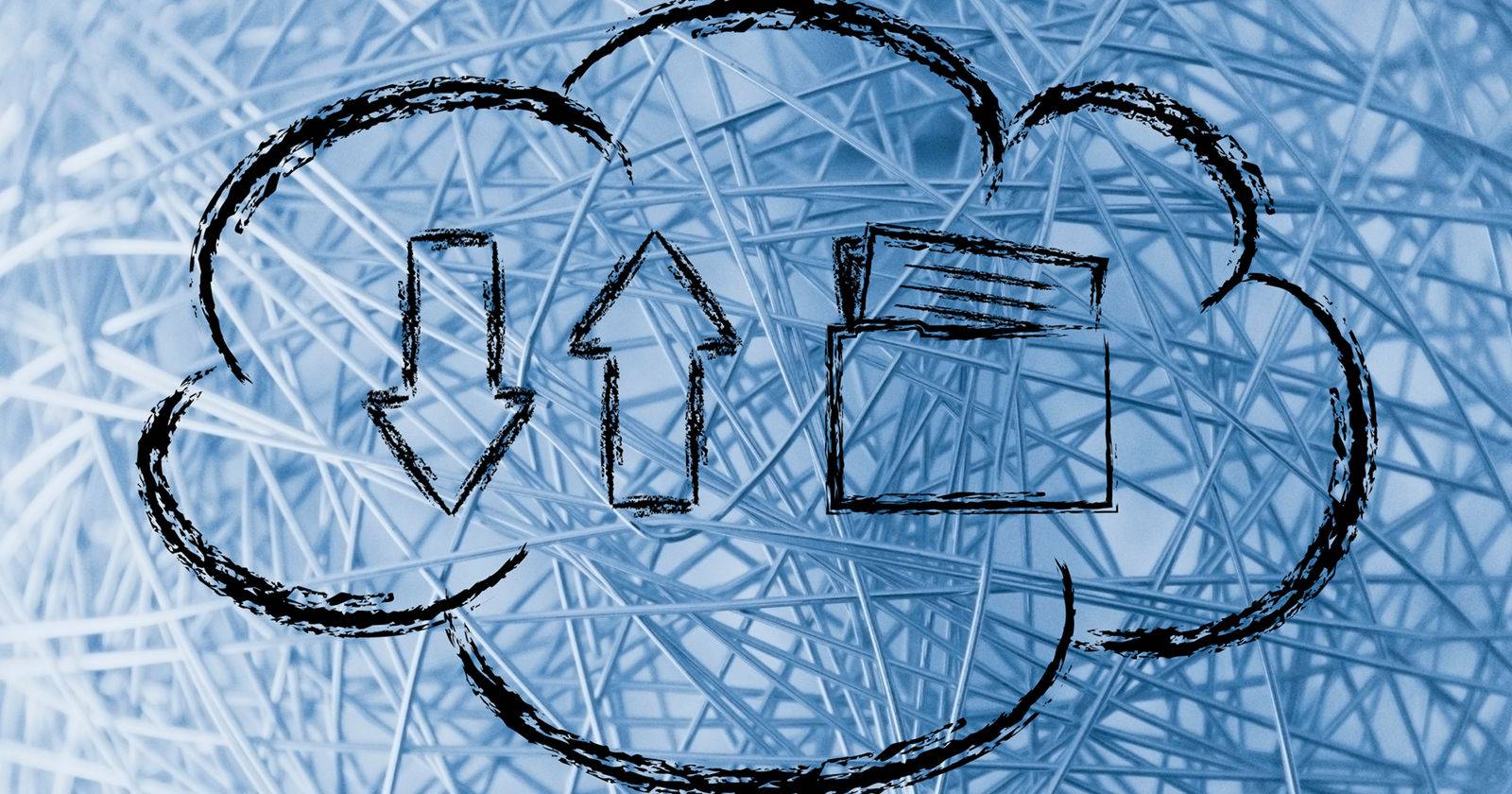 Ноутбук с открытой папкой «Загрузки» на экране