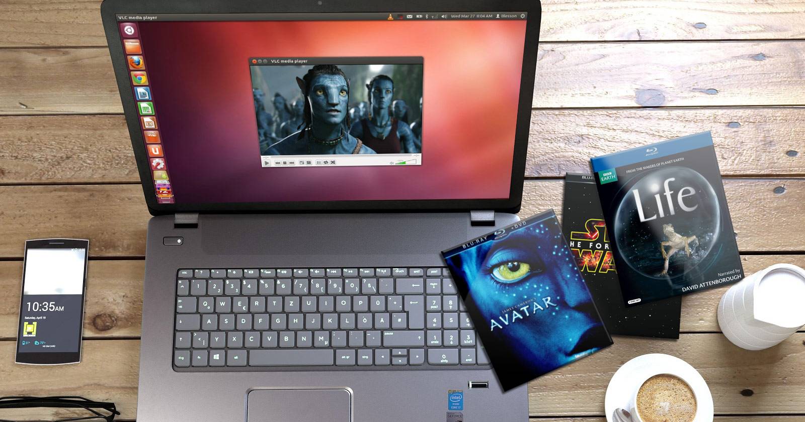 Оптический диск DVD рядом с логотипом Linux