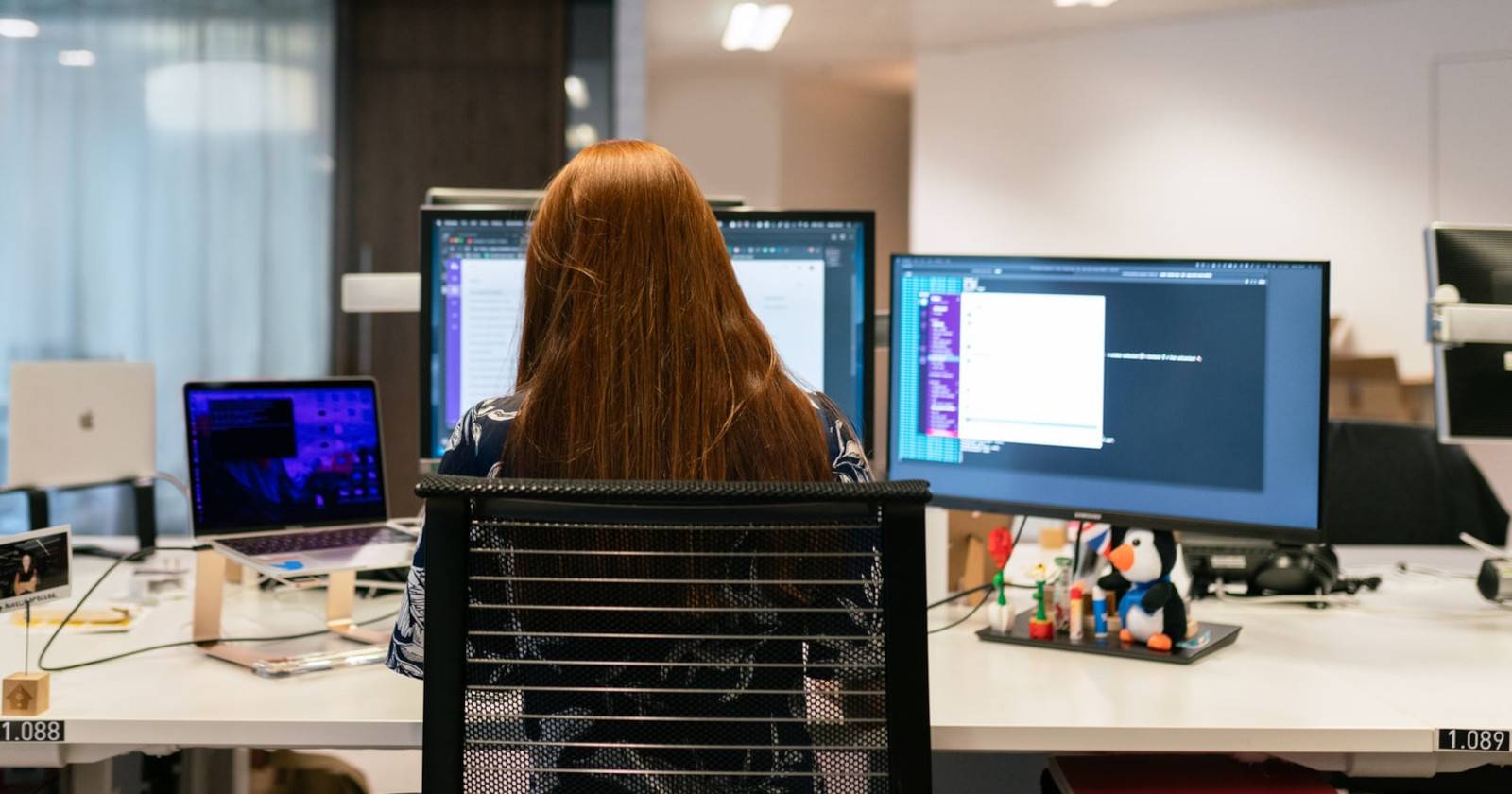 женщина компилирует и устанавливает программное обеспечение в Linux