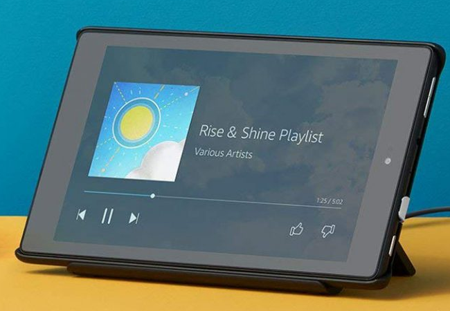 Планшет Amazon Fire на столе.