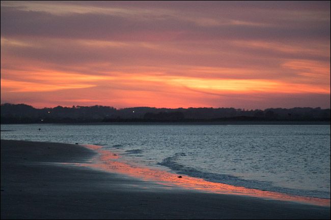пустой кадр заката на пляже без объектов в переднем плане