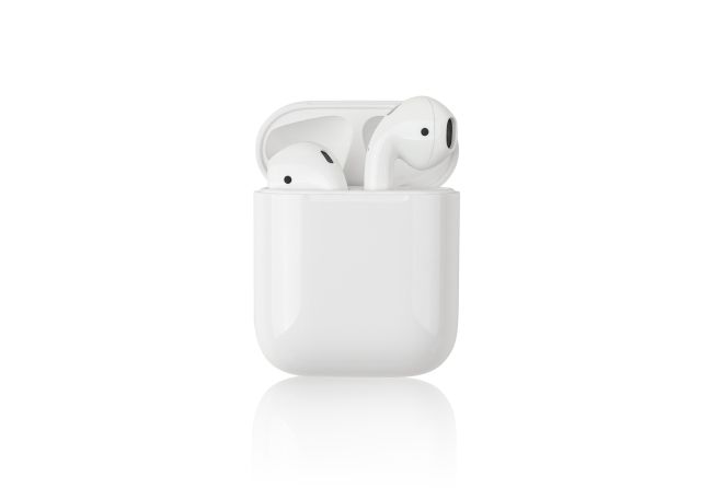 AirPods в зарядном футляре.