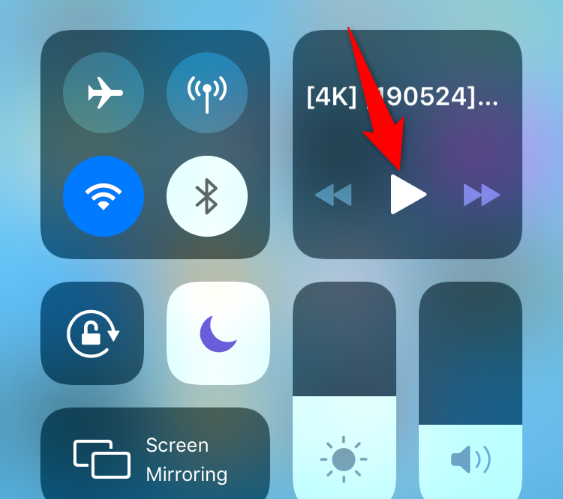Нажмите значок «Воспроизвести» в Центре управления iPhone