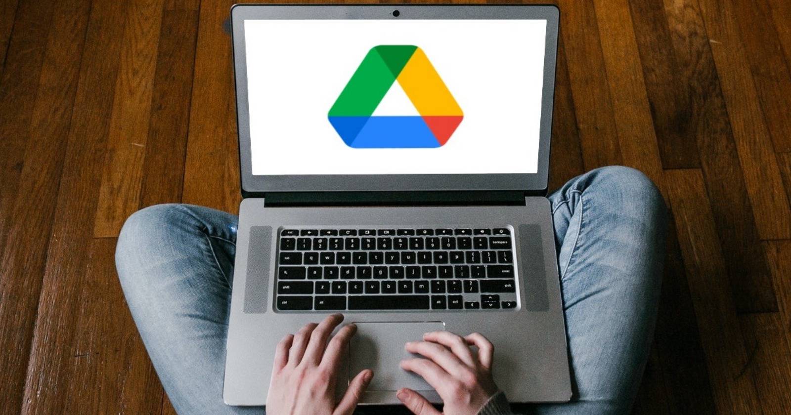 Logo Google Drive affiché sur un ordinateur portable