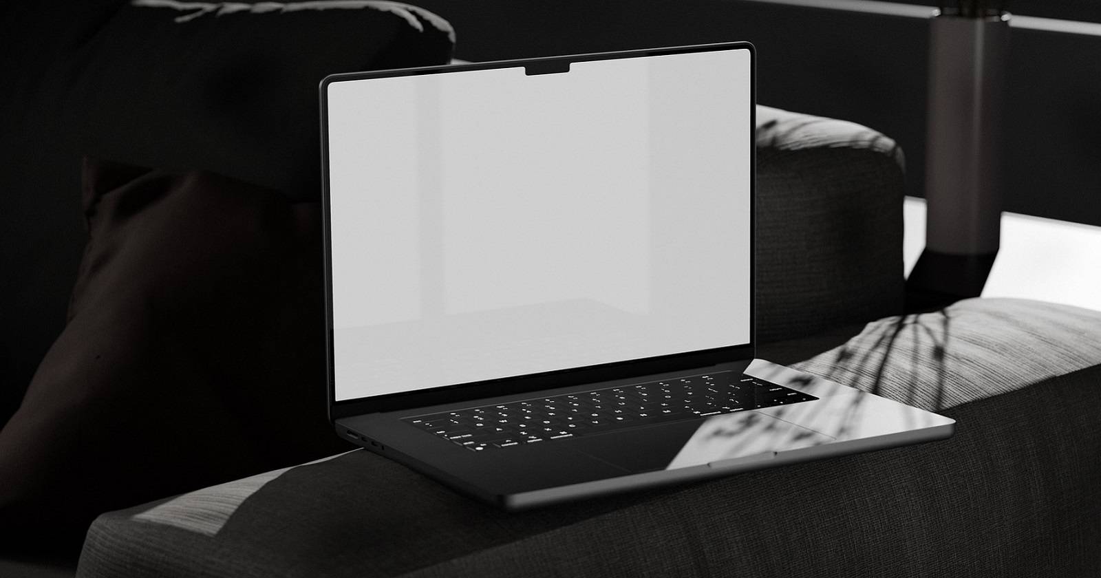 Чёрно‑белый ноутбук на столе