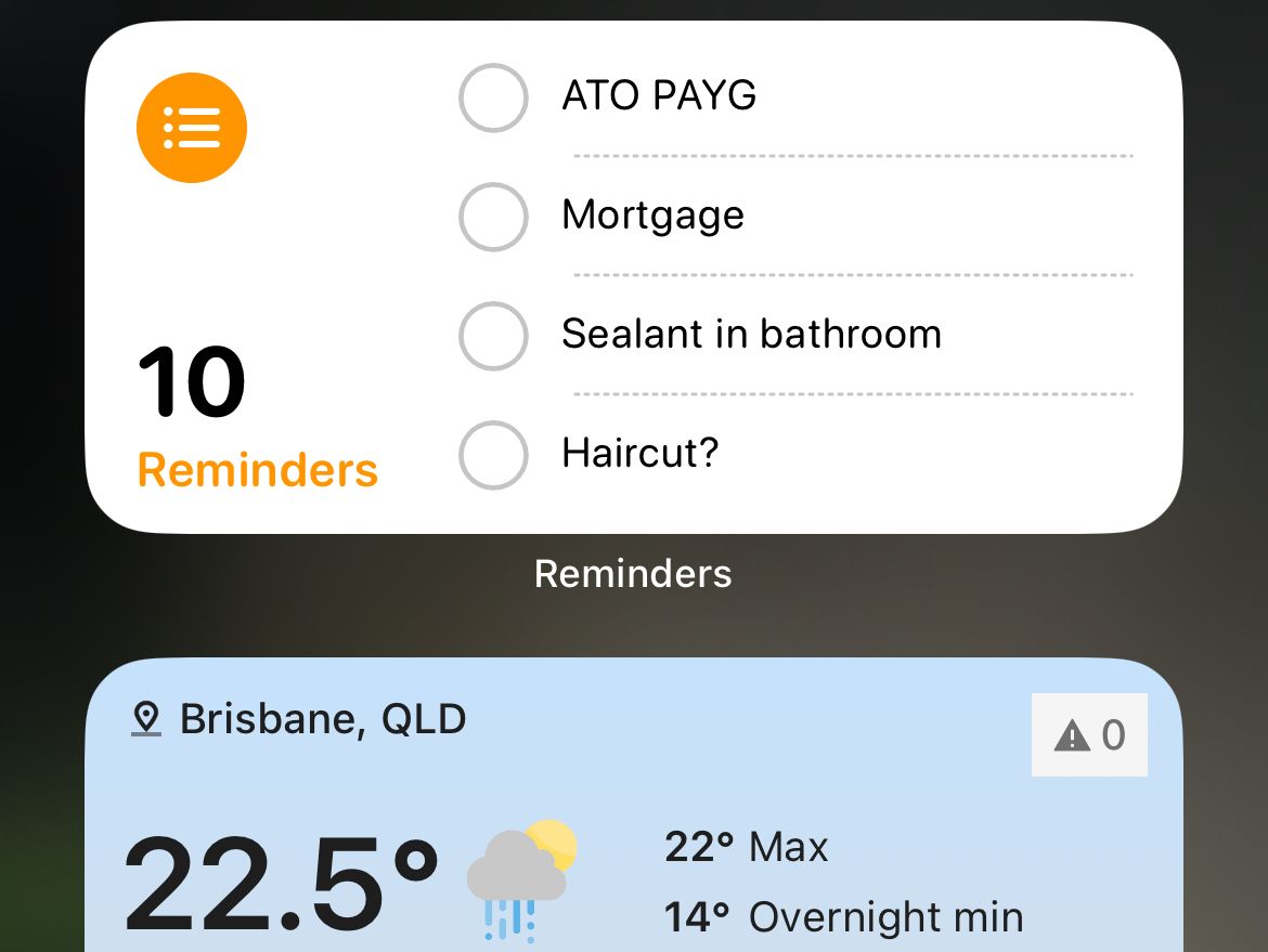 Виджеты Погоды и Напоминаний на домашнем экране iPhone.
