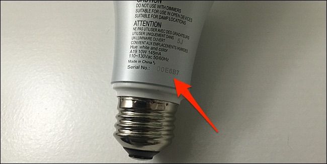 Серийный номер на основании лампы Philips Hue