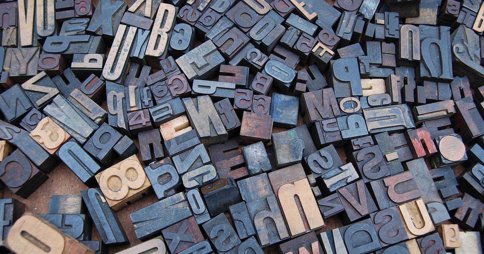 деревянные кубики с буквами