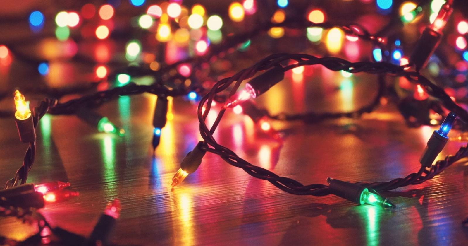 Гирлянда разноцветных рождественских огней, развешенная для иллюстрации