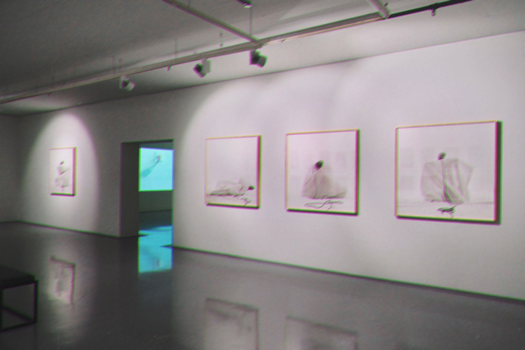 Четыре картины на белой стене в музее с цветовой окантовкой вдоль краёв