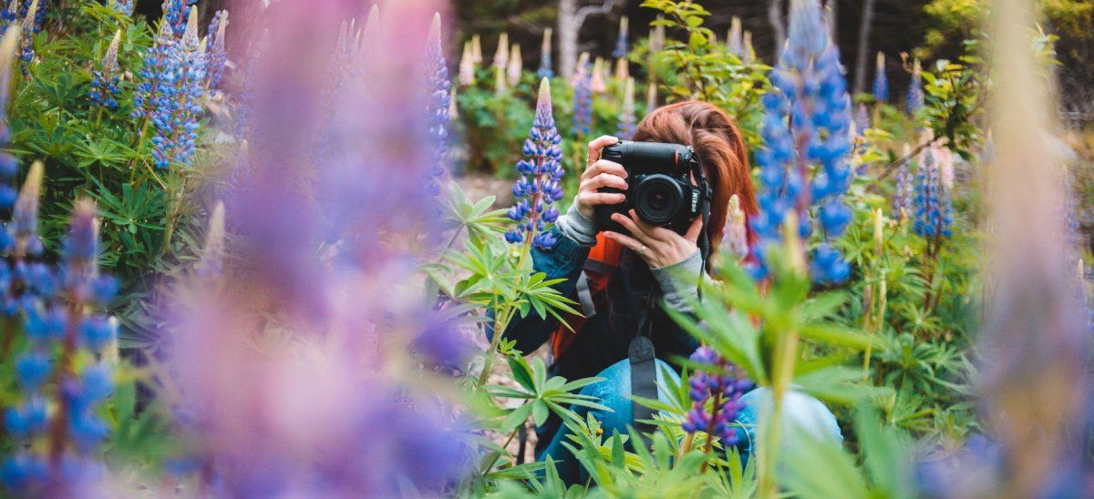 Человек в цветах снимает фото