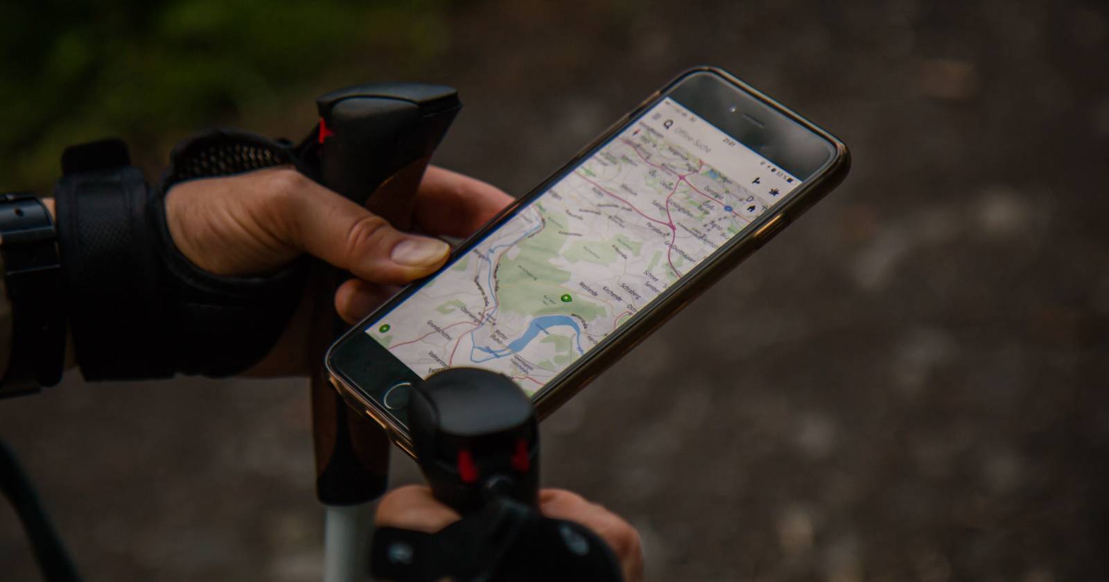 Человек смотрит на карту на iPhone