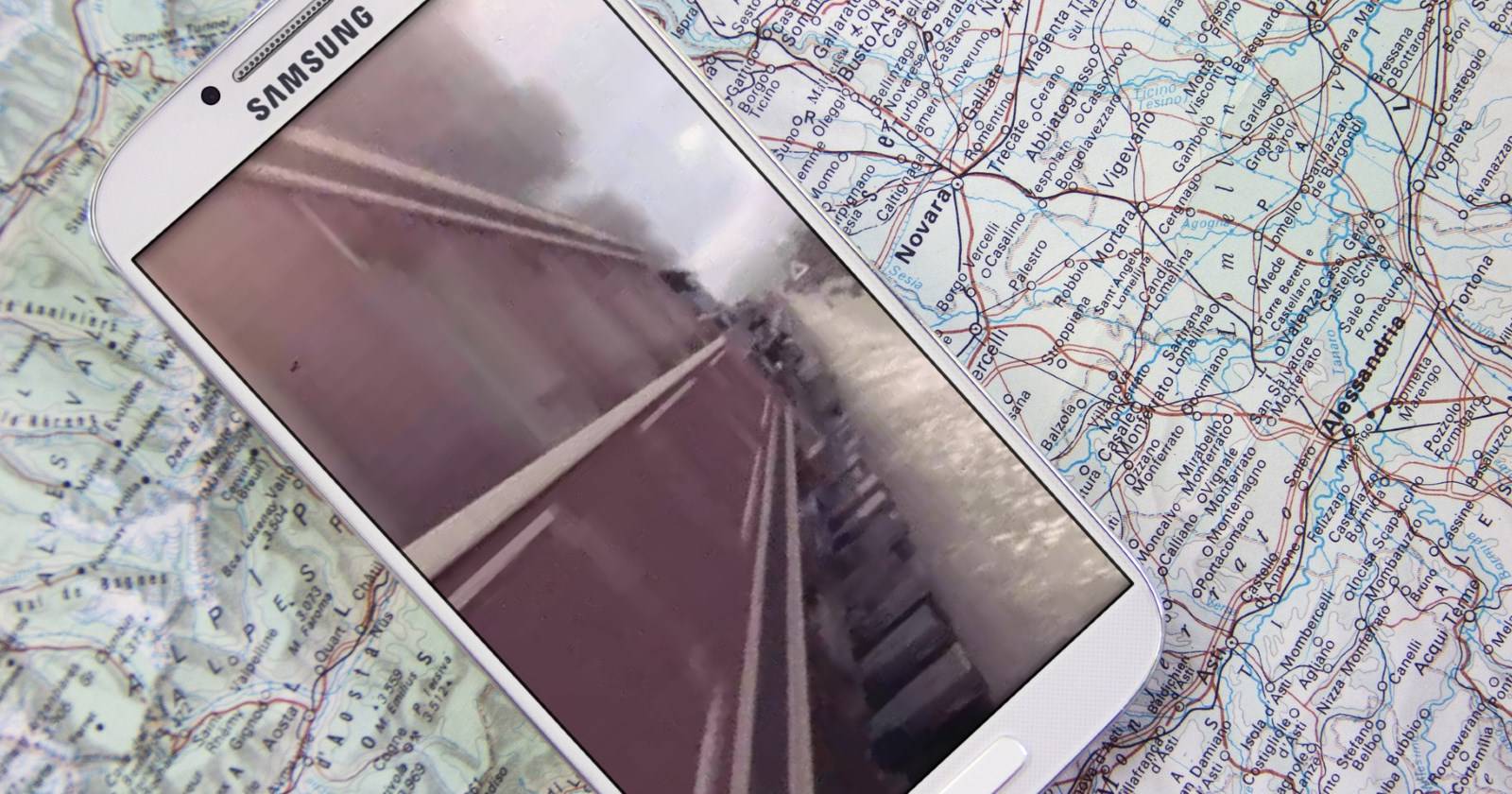 Ретро-вид железной дороги с паровозом и станцией