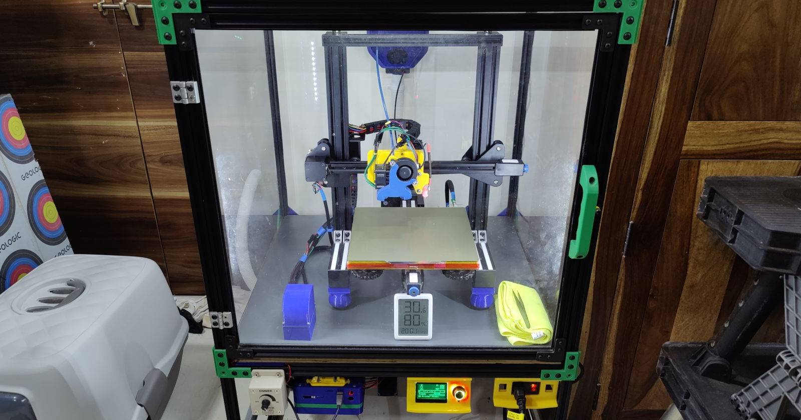 Модернизированный 3D‑принтер с подсветкой.