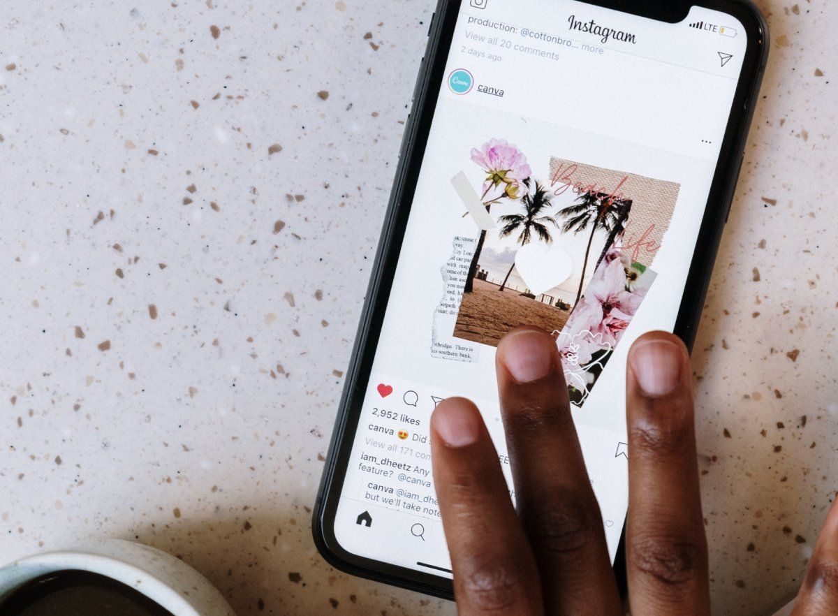 Телефон с открытым Instagram и лайком под публикацией