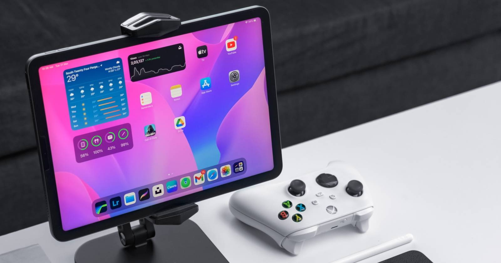 iPad Pro на подставке рядом с контроллером Xbox