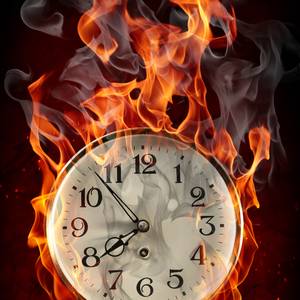 Изображение: таинственные часы и силуэт человека перед экраном