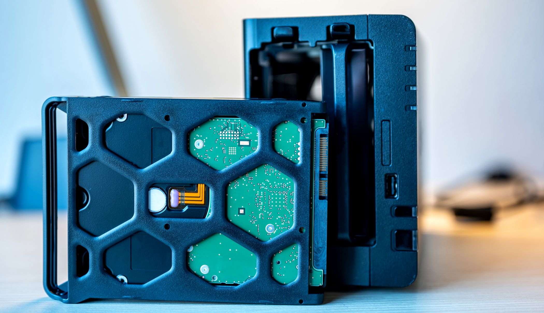 Корпус NAS и жёсткие диски на столе