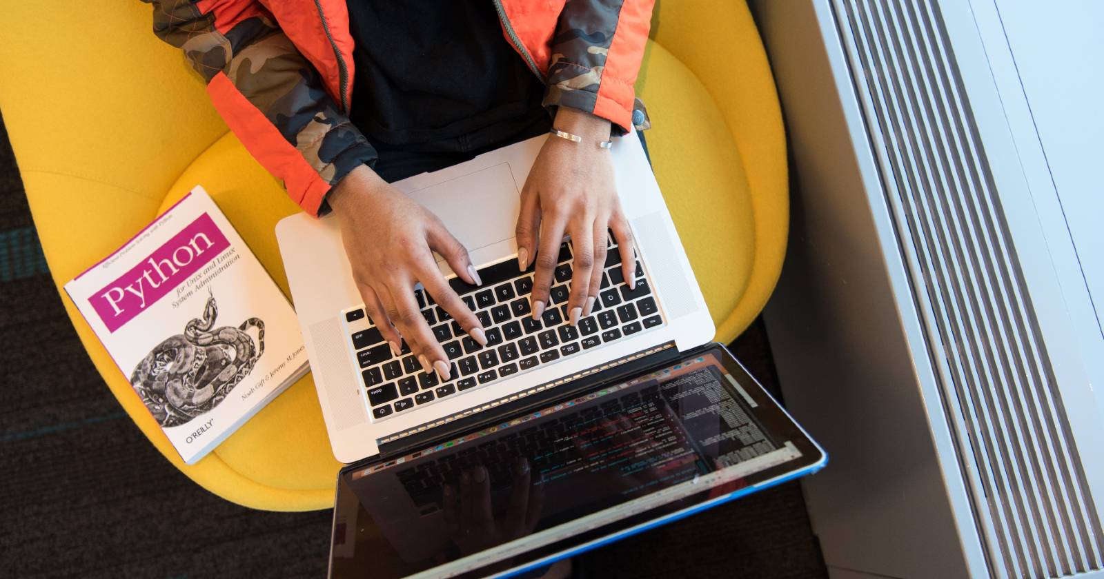 Пользователь работает за MacBook Pro