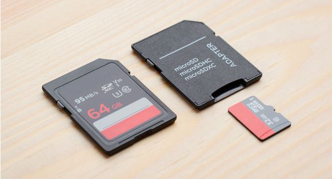 SD-карта рядом с microSD и адаптером