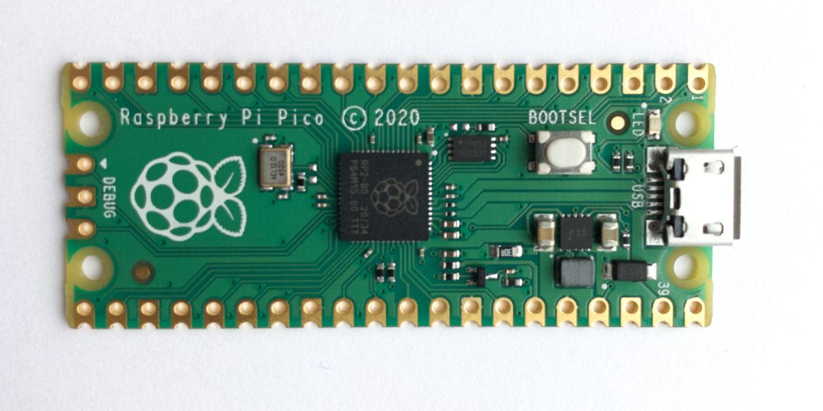 Верхний вид Pi Pico на белом фоне с нумерацией выводов