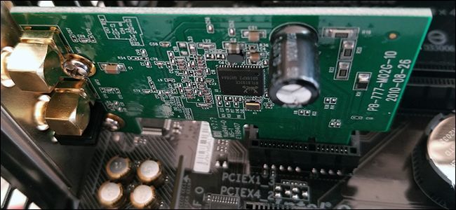 Фото установленной платы и подключённых антенн, вид сзади корпуса