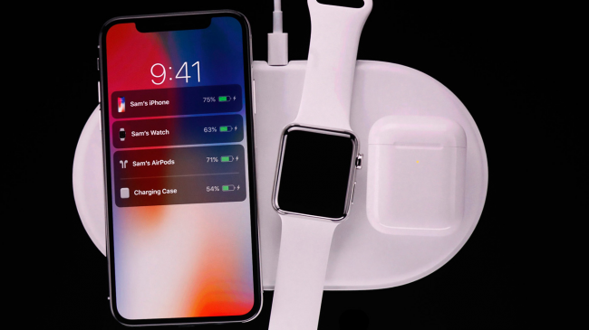 Концепты MacBook и AirPower на столе с аксессуарами