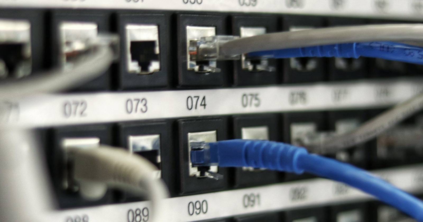 서버의 이더넷 케이블 연결 모습