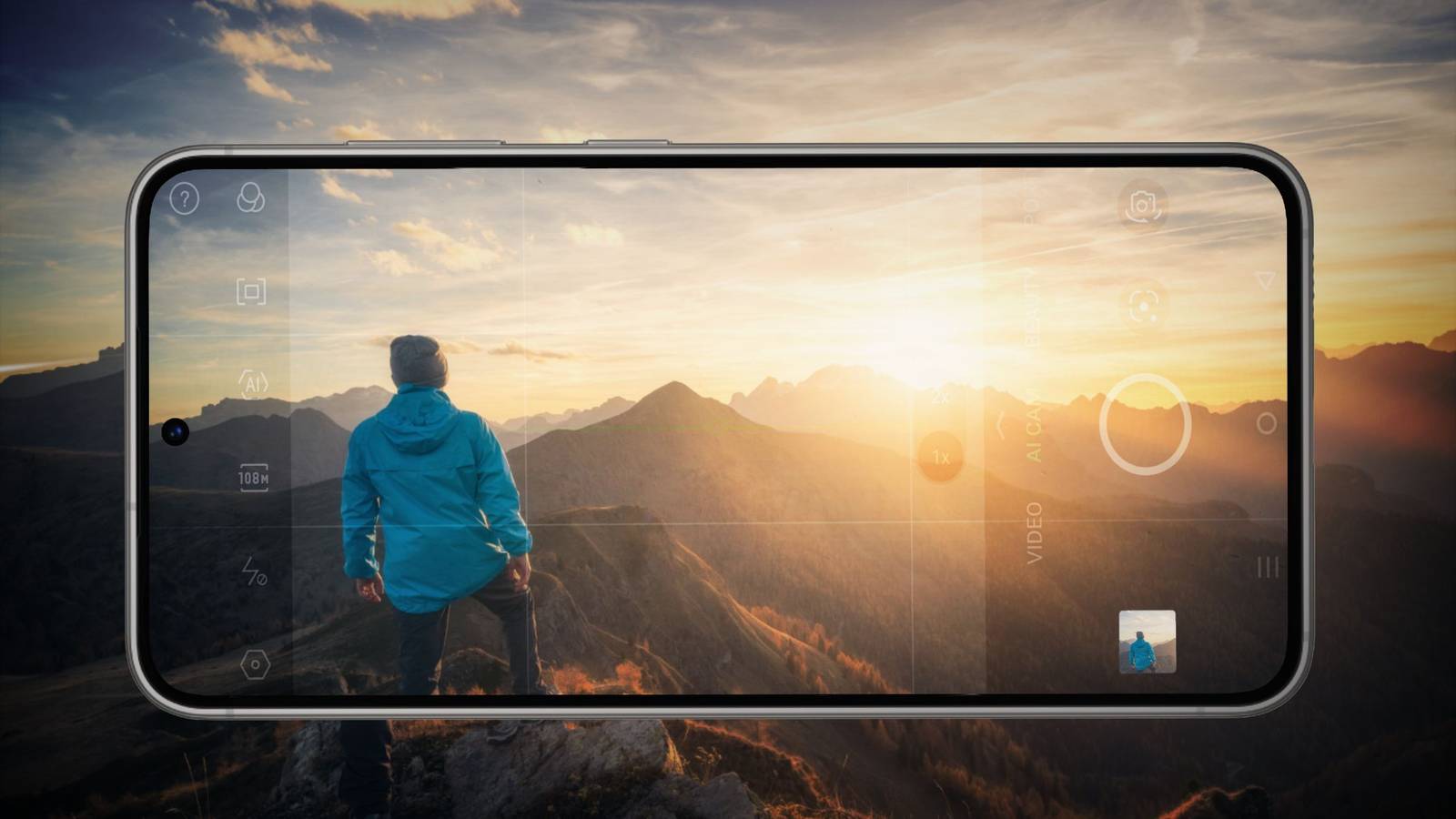 Смартфон фотографирует человека на вершине горы на закате, сочетая реальность с цифровой фотографией.